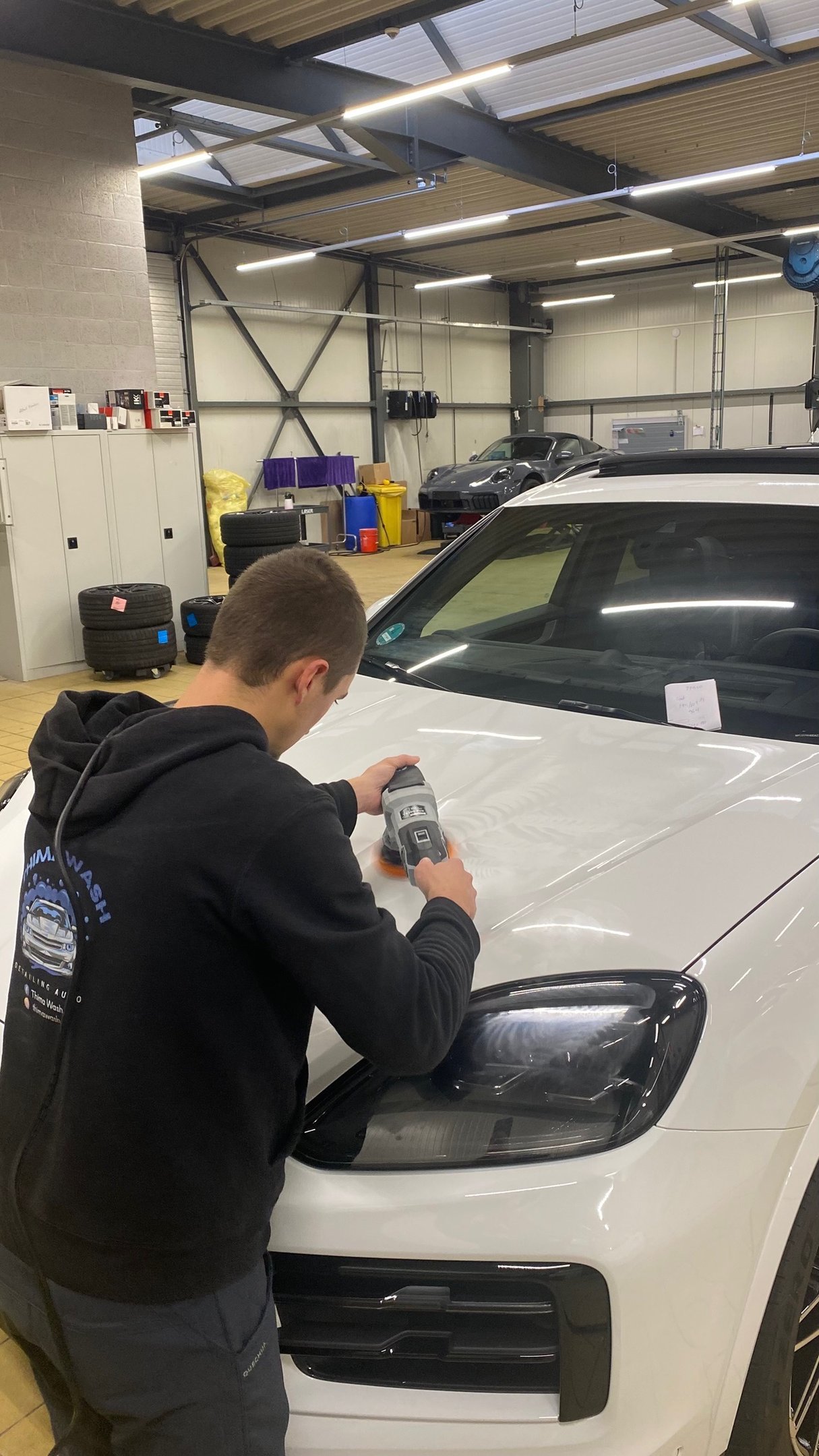 polissage complet sur un Porsche Cayenne blanc avec finition haute brillance