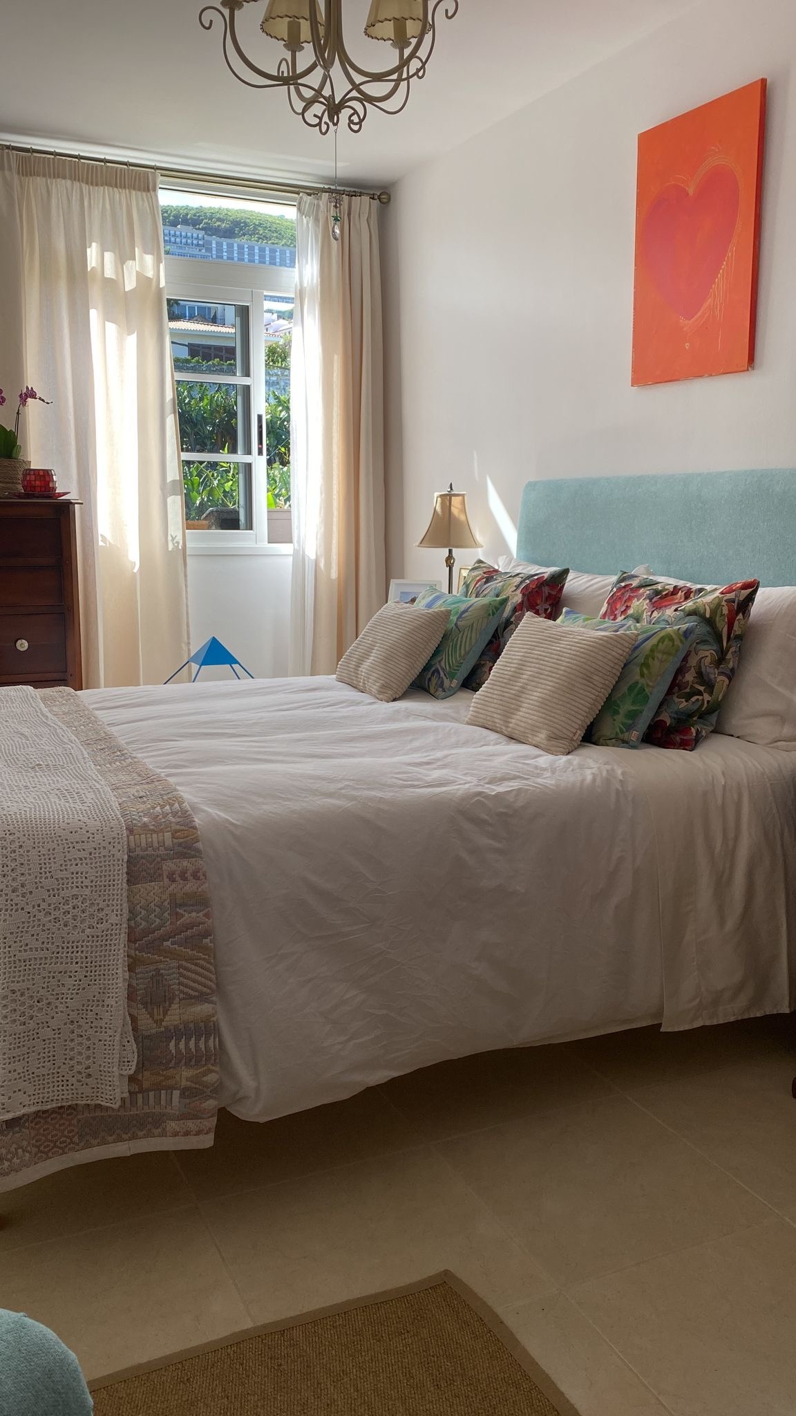 Fabricación y tapicería de cabecero, cortinas y cojines a petición del cliente. Puerto de la Cruz.