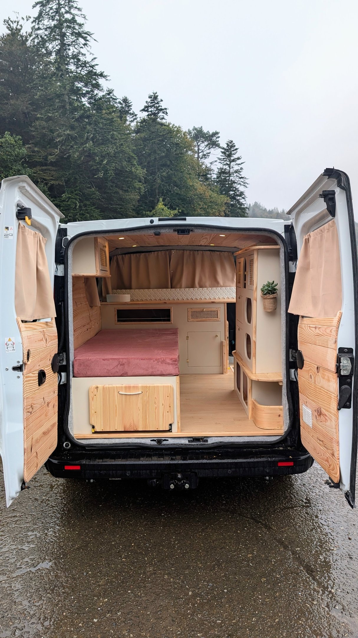 Transformation complète de fourgon en camping-car avec finitions bois et isolation naturelle, atelie