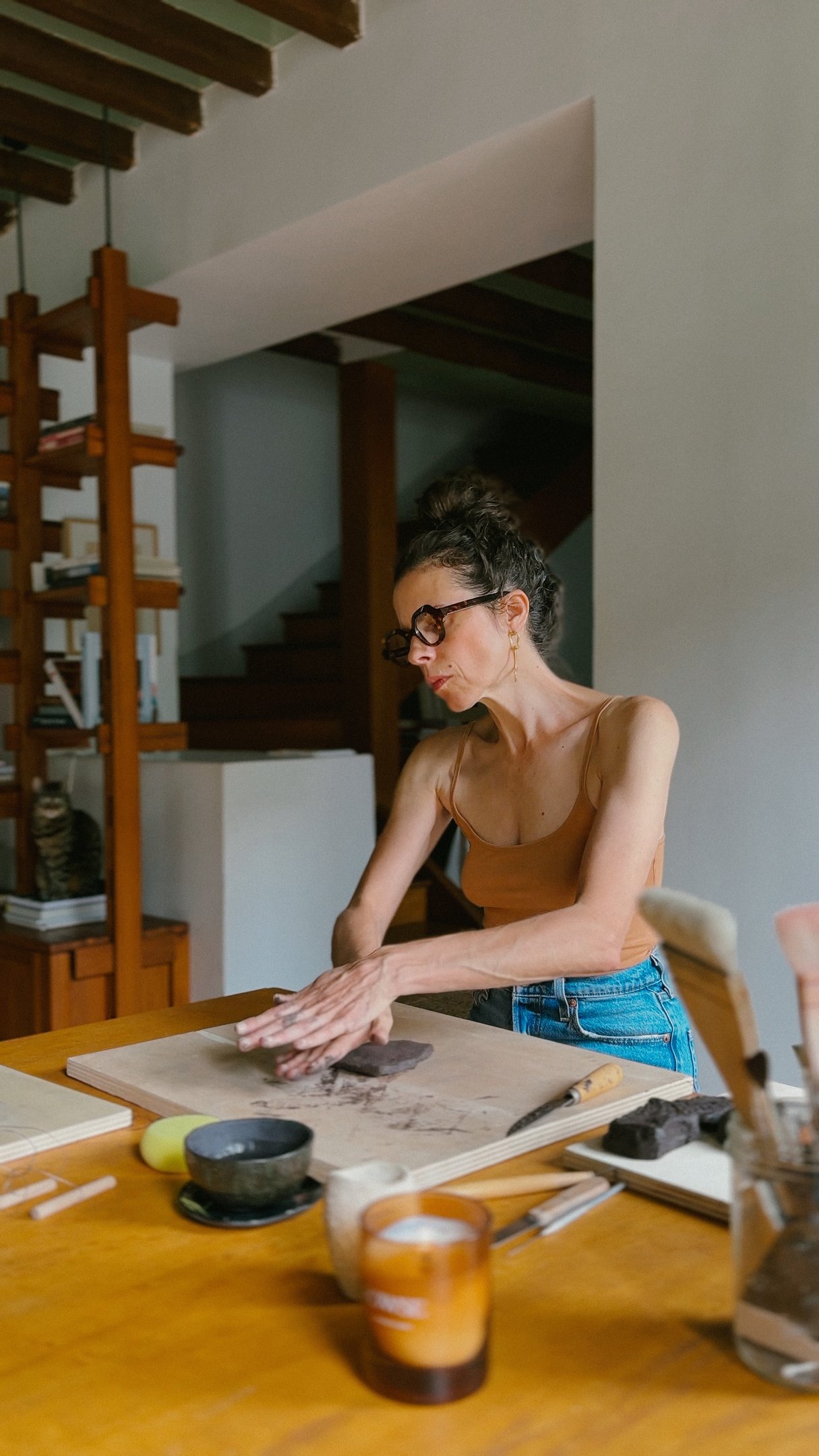 L'artiste céramiste Sabine Segura modèle une sculpture en grès noir dans son atelier