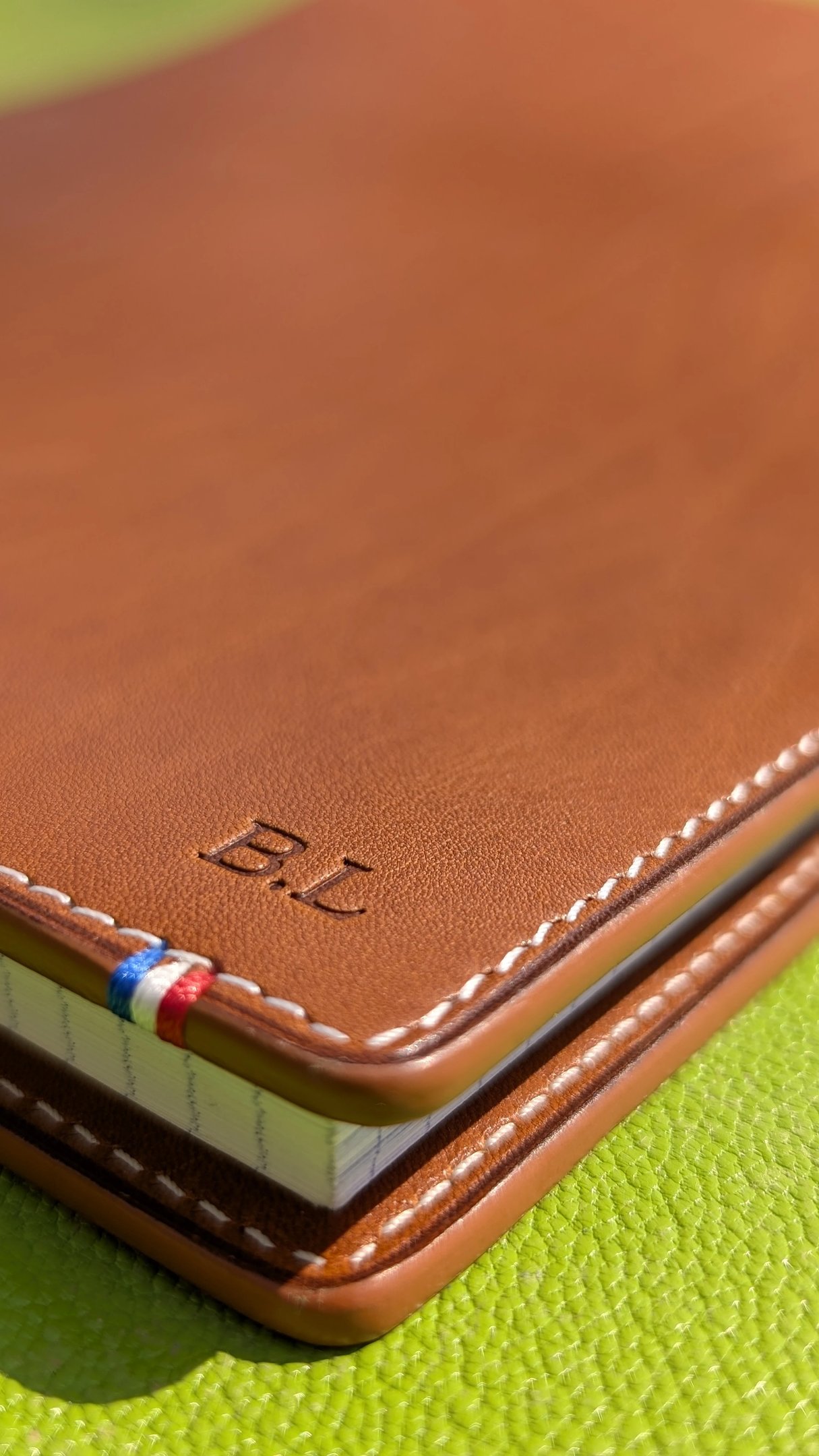 initiales marquées à chaud sur cuir