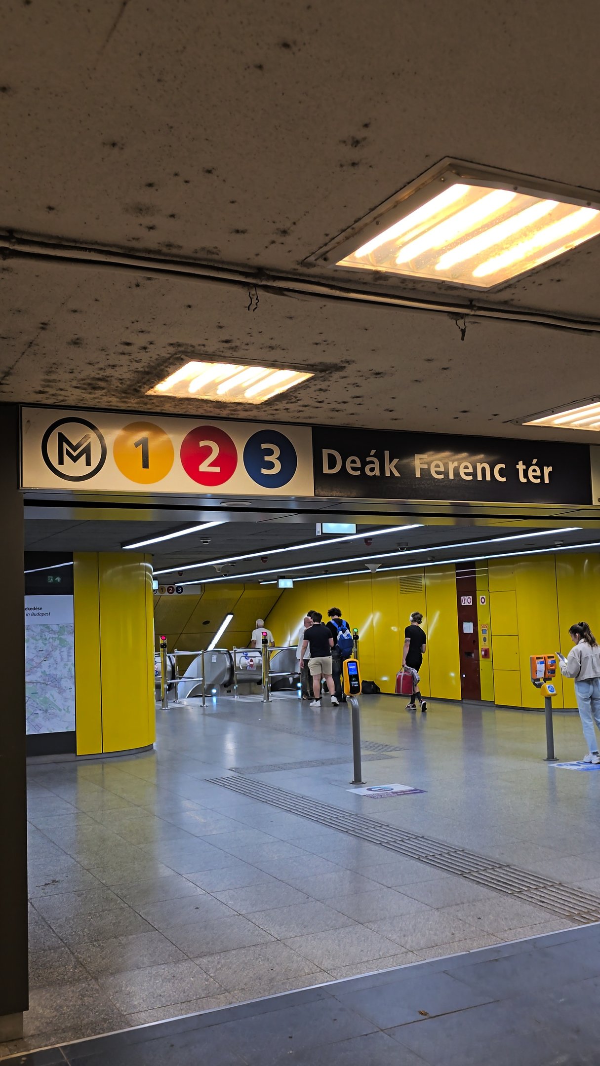 Przystanek metra na Deák Ferenc tér