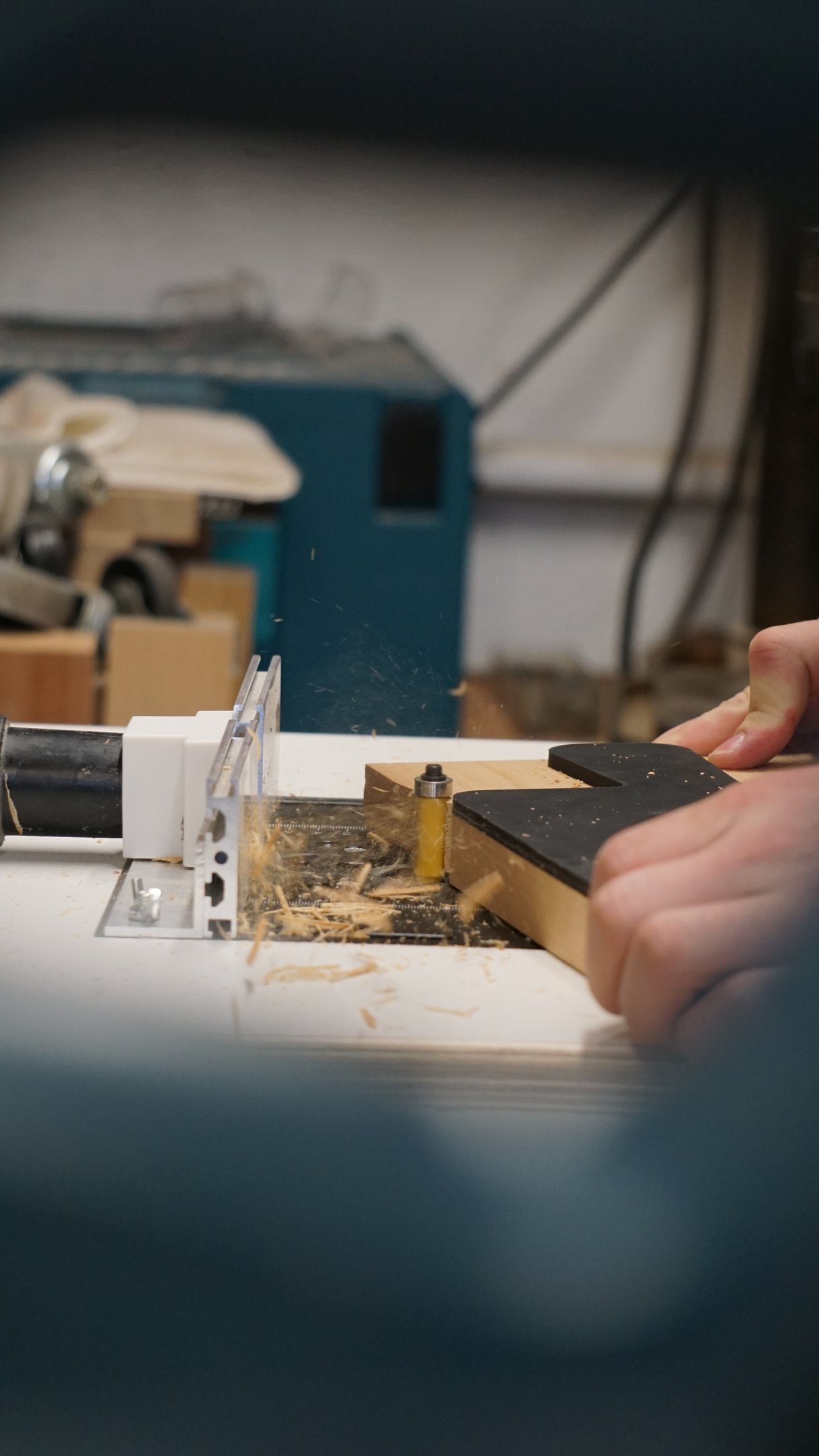 Block Eichenholz wird mit Holzfräse zu einem Servierbrett gefräst