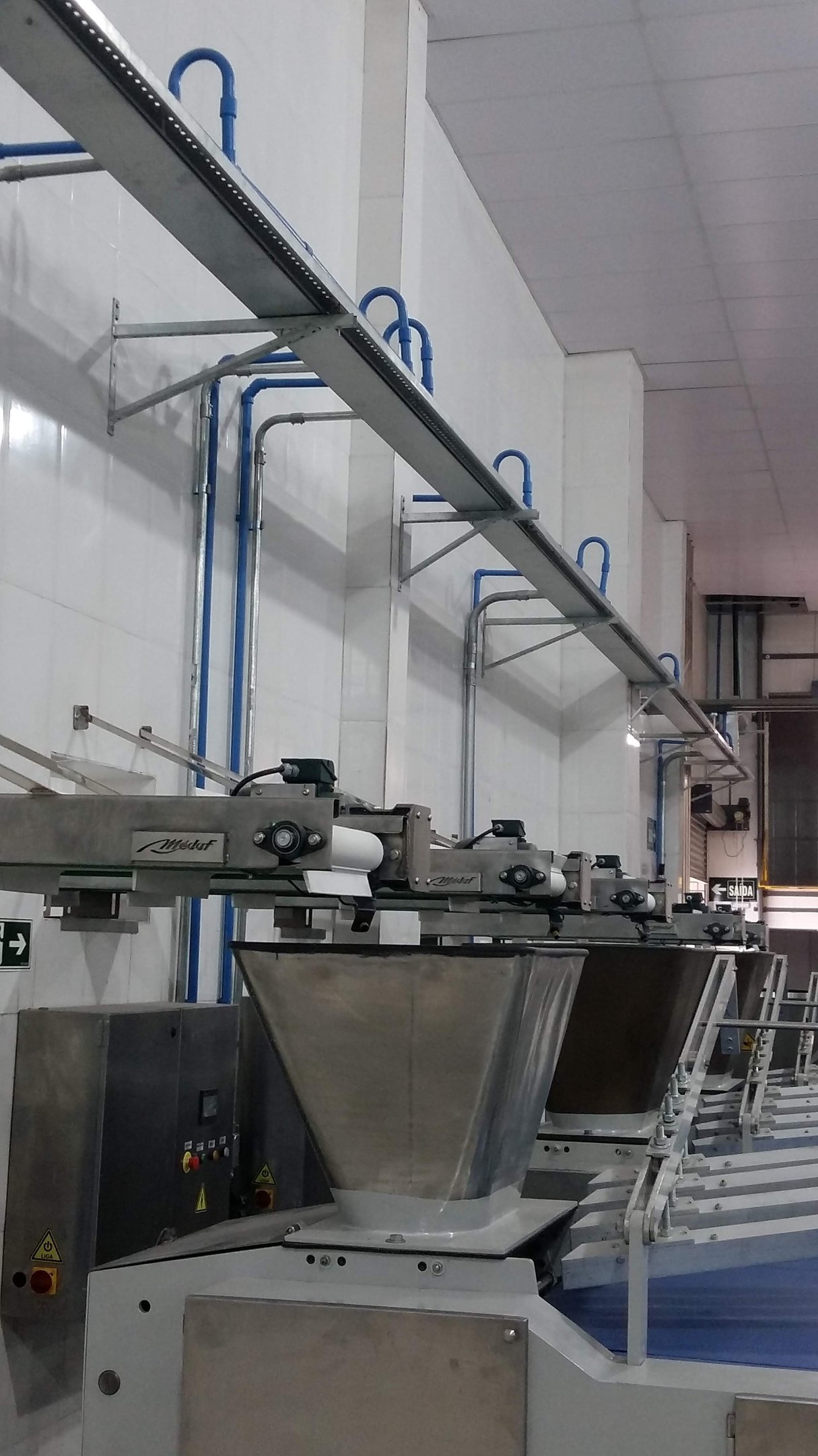 Diagrama mostrando os componentes básicos de uma esteira transportadora industrial.