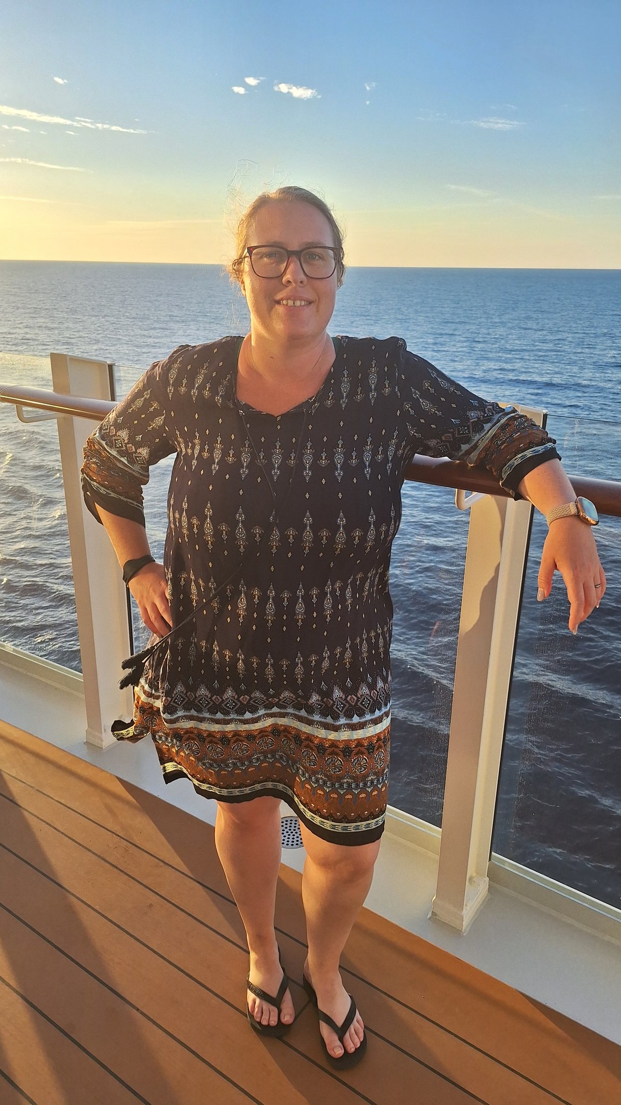 Eine Frau steht auf dem Deck eines Kreuzfahrtschiffes