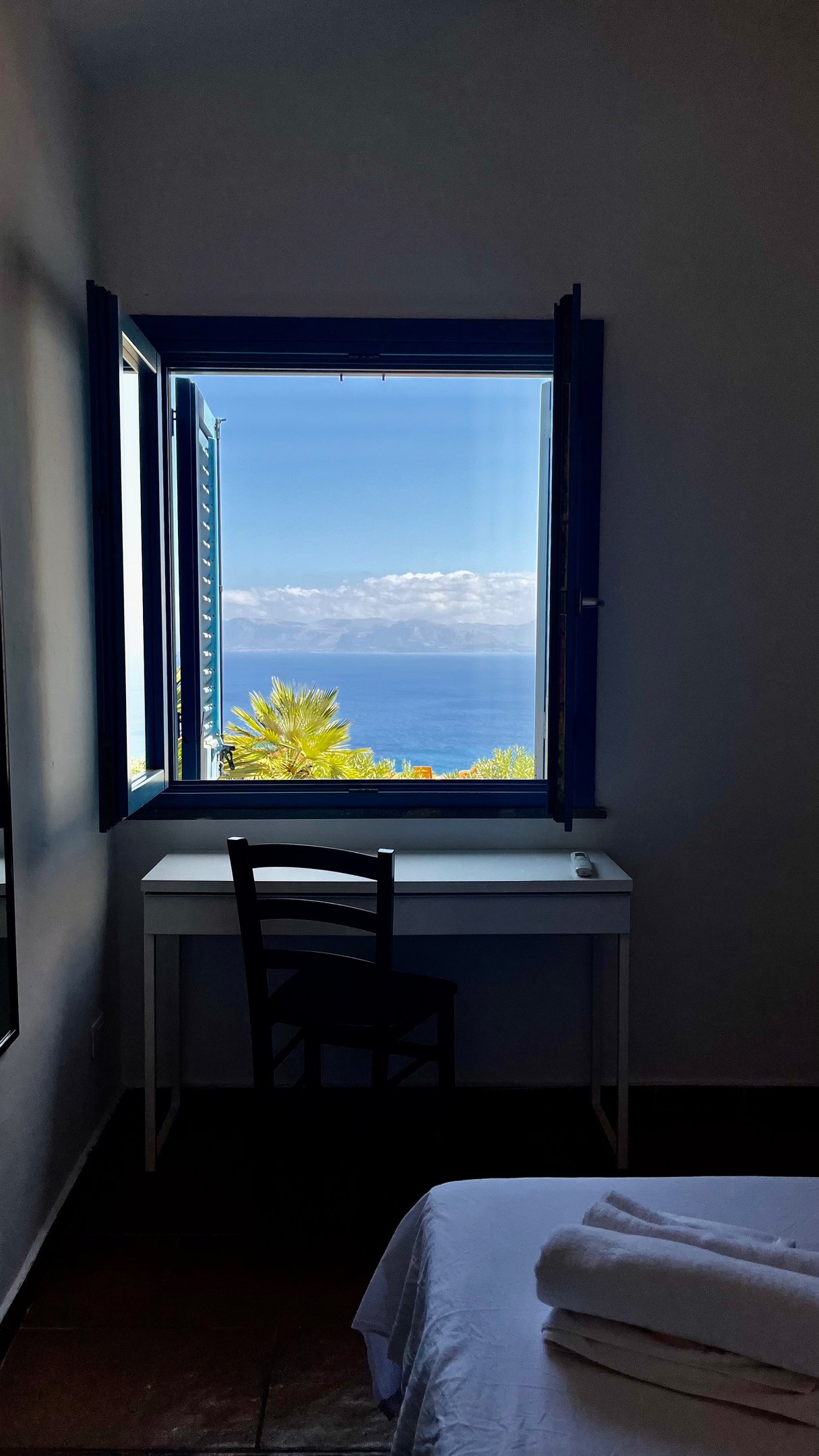 finestra con vista mare