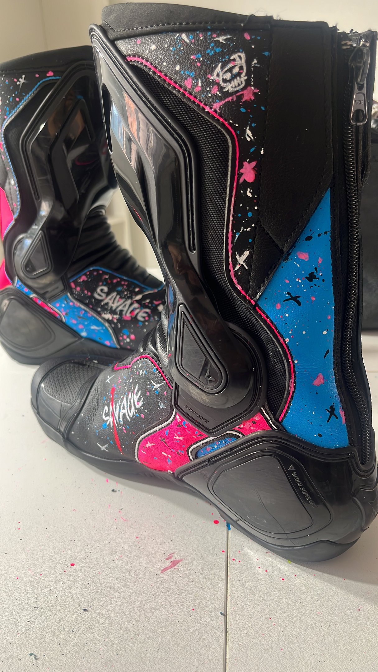 BOTTES DAINESE SAVAGE QUARTARARO PERSONNALISÉS PAR DKM CUSTOM