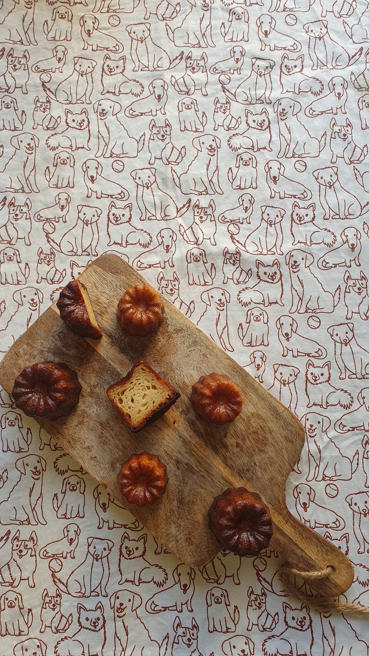 Des cannelés sur une planche en bois