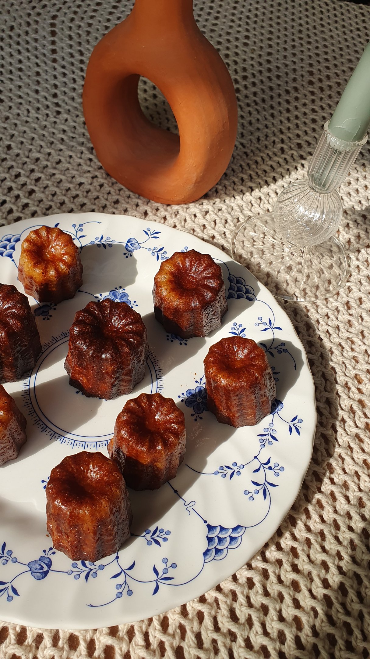 Des cannelés sur une assiette fleurie