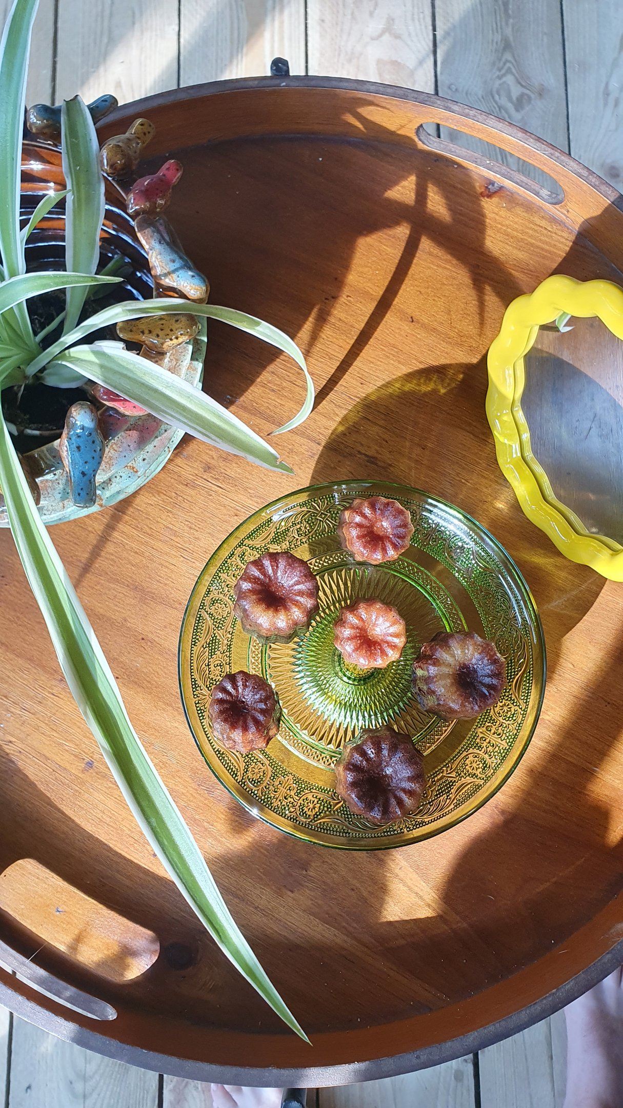 Des cannelés posés sur un plateau en verre