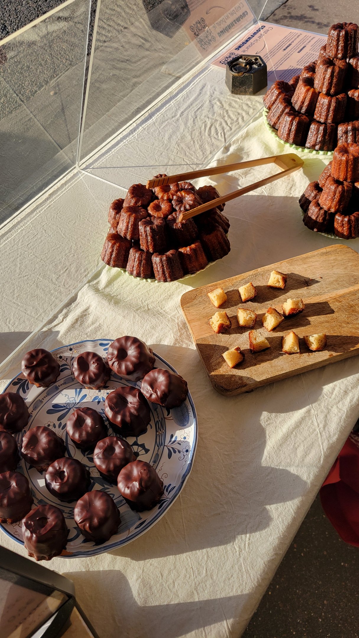 Plusieurs plateaux présentant des cannelés