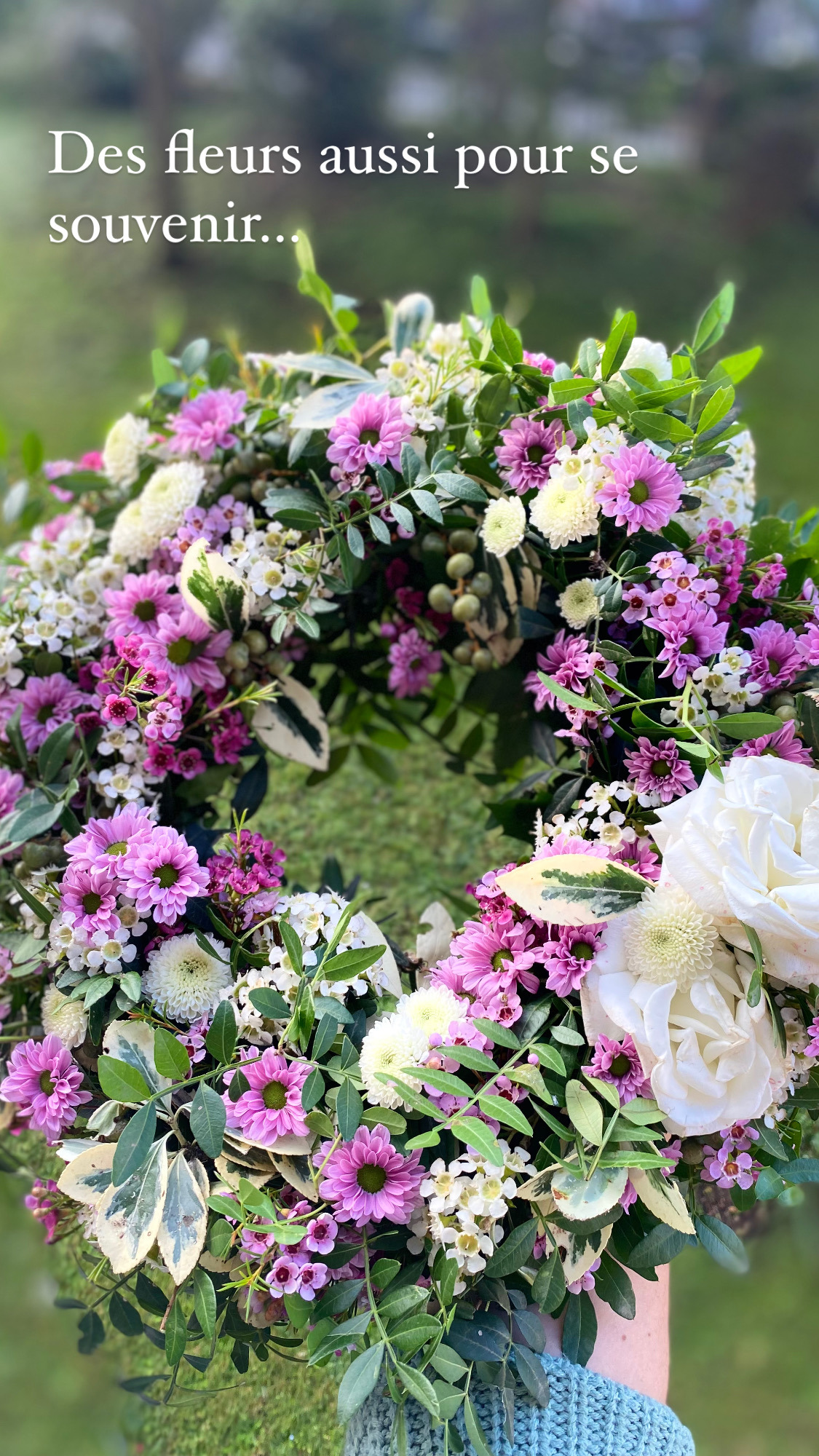 couronne de fleurs fraiches avec fleurs de cire et roses