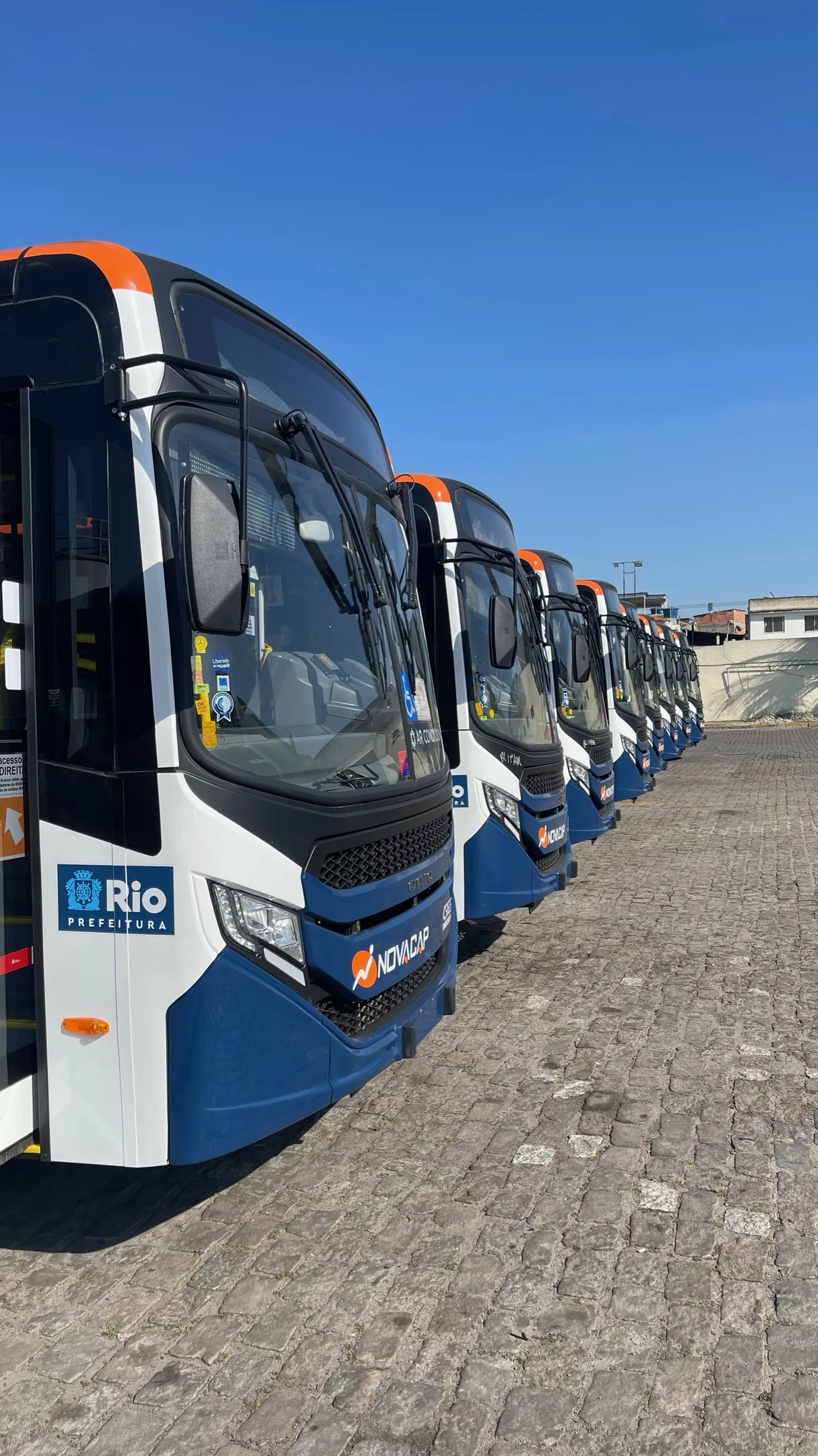 fileira de ônibus novos Novacap 2024 Caio Apache Vip V