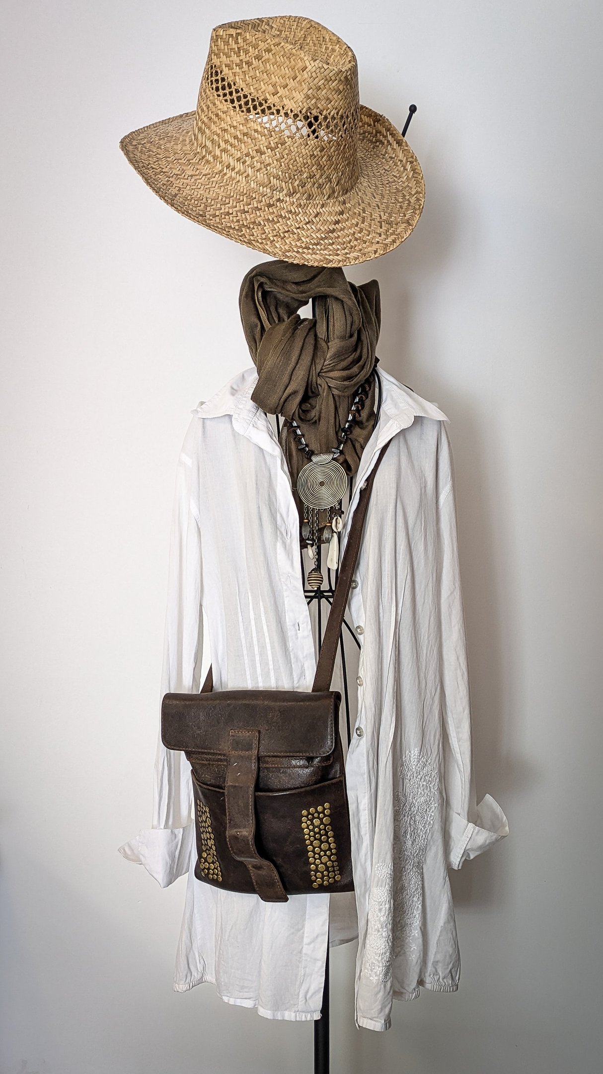 Chemise, foulard et collier présentés sur un mannequin