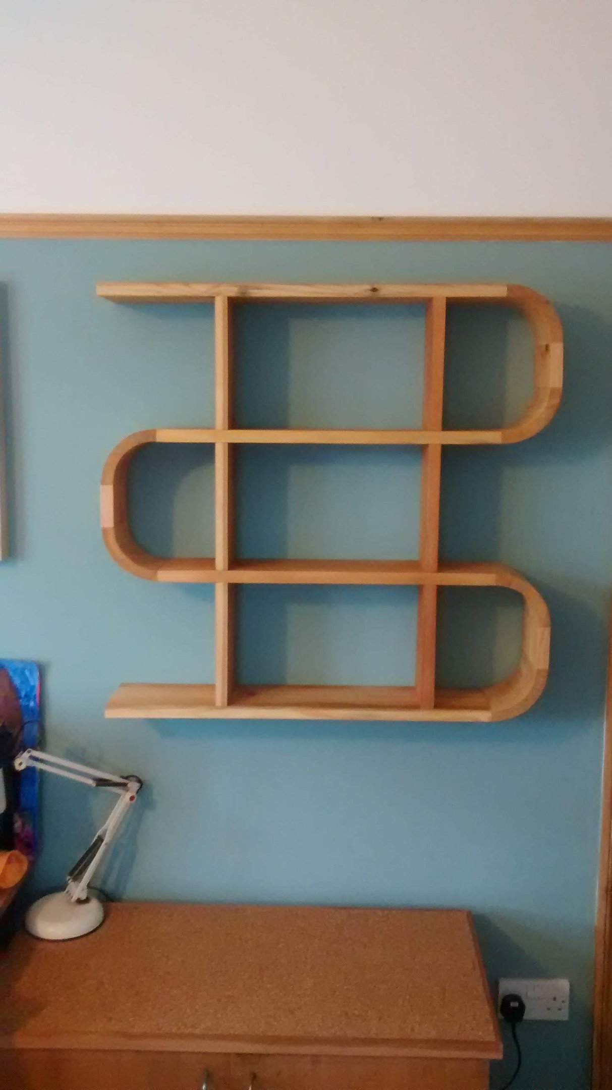 Set of 4 wall-mounted wooden shelves in an S shape