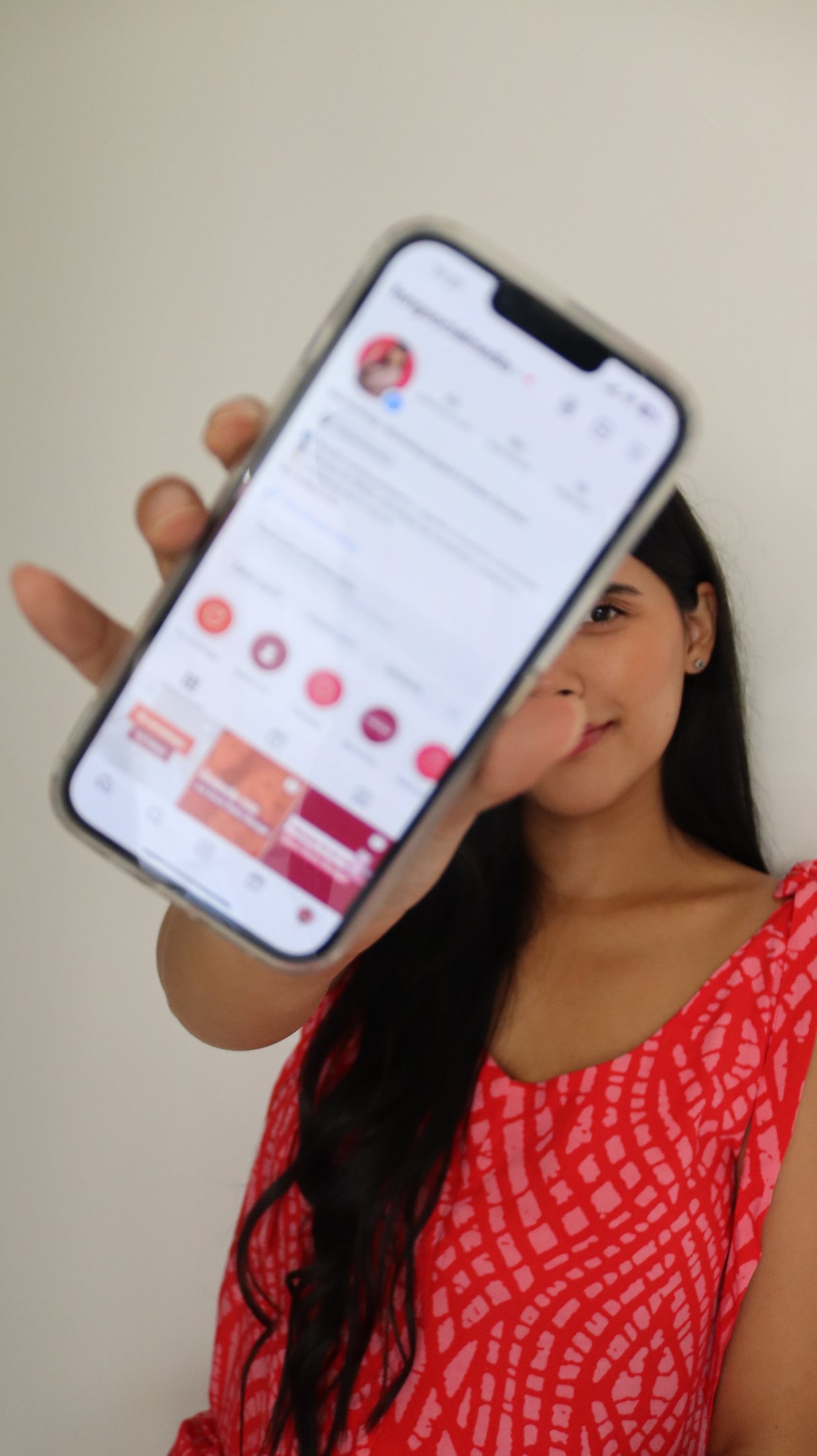 Valeria Fong mostrando el perfil de su instagram fong social media