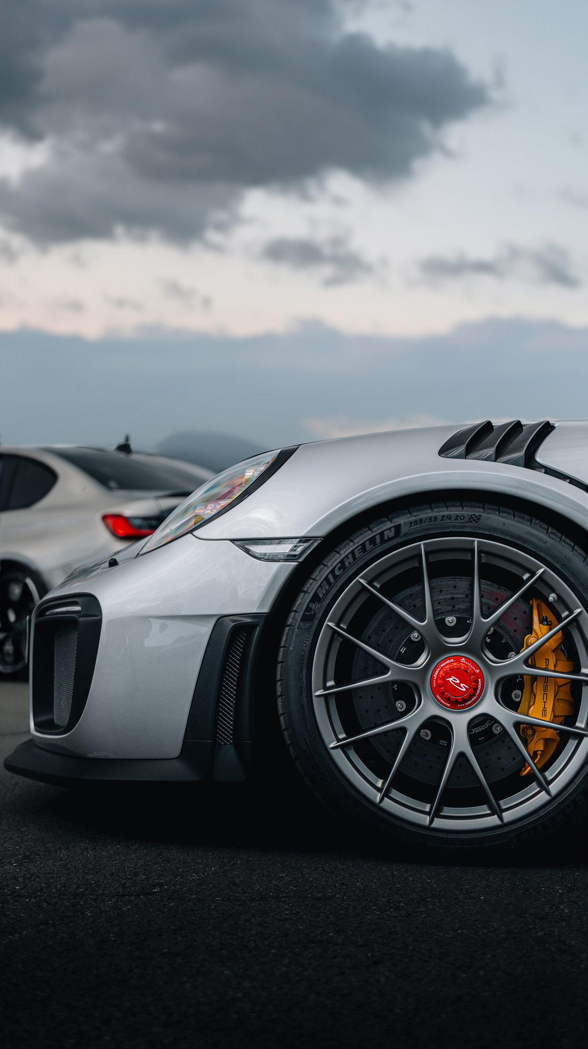 Porsche GT2 RS 991.2 red wheel
