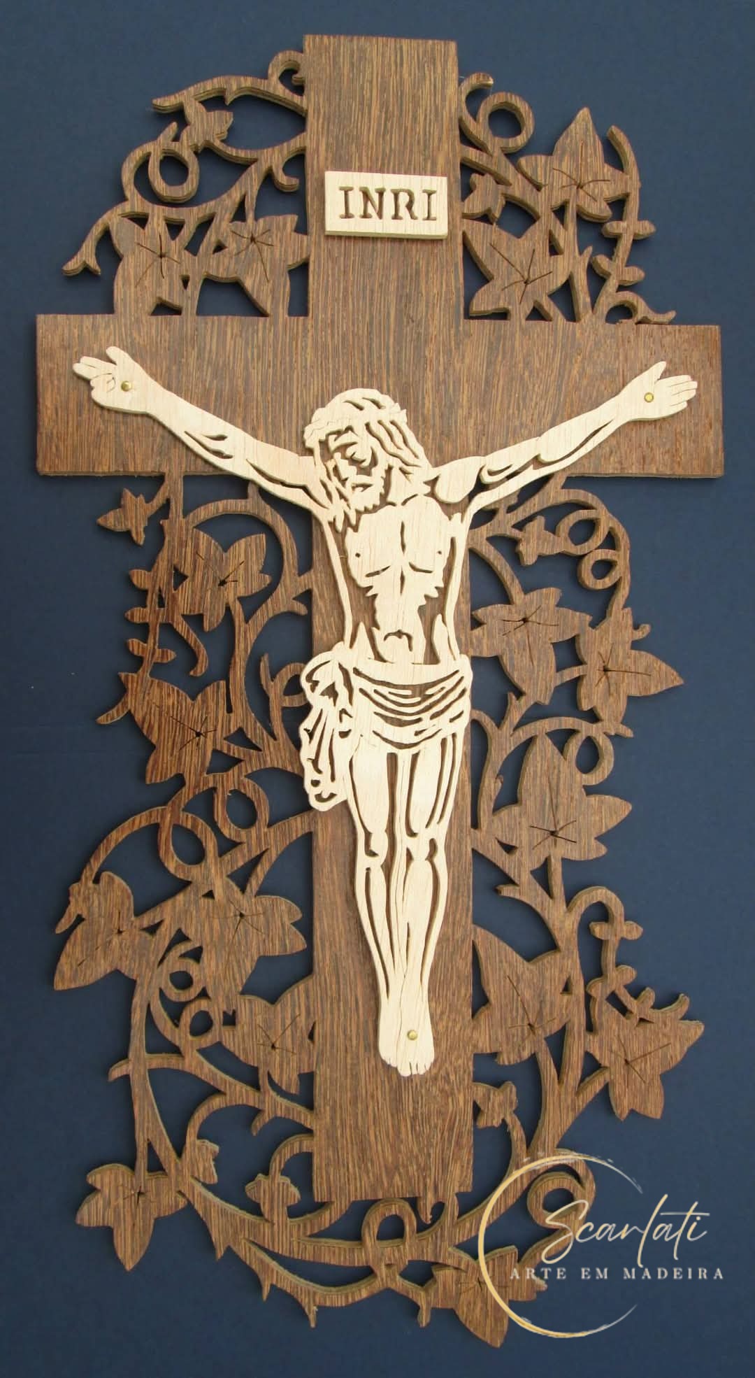 Crucificação de Cristo recortada à mão contraplacado de madeira peça de arte sacra detalhada com rendilhado floral