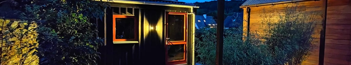 abri bois peint avec peinture suédoise naturelle rouge mate et gris anthracite extérieur