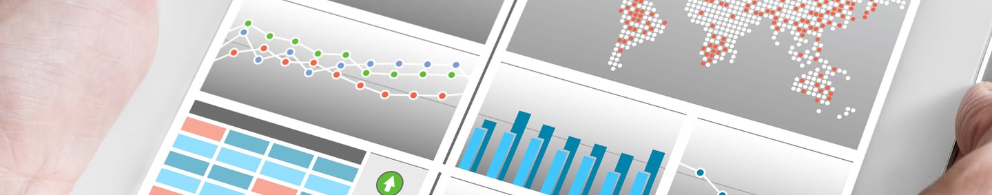 Tablet mostrando gráficas de inteligencia de negocios y análisis de marketing digital