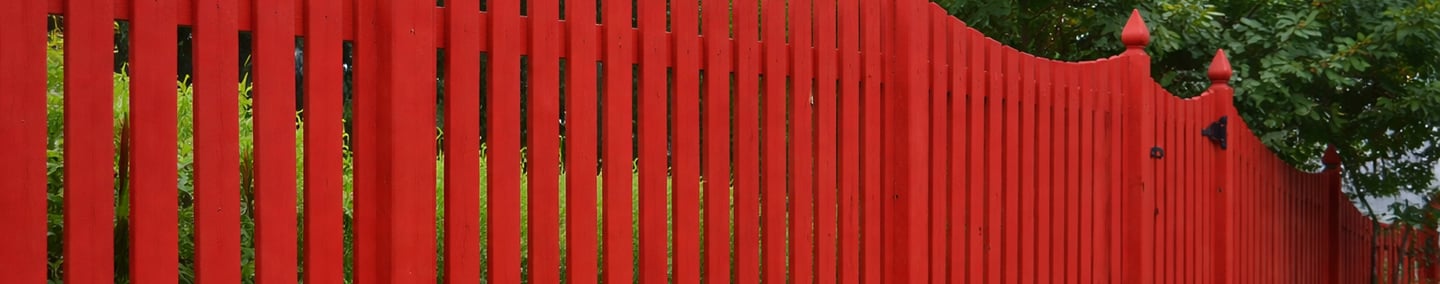 Une cloture en bois peinte avec une Peinture natruelle rouge de type suedoise
