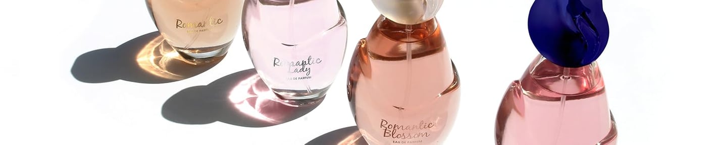 quatre flacons de parfum