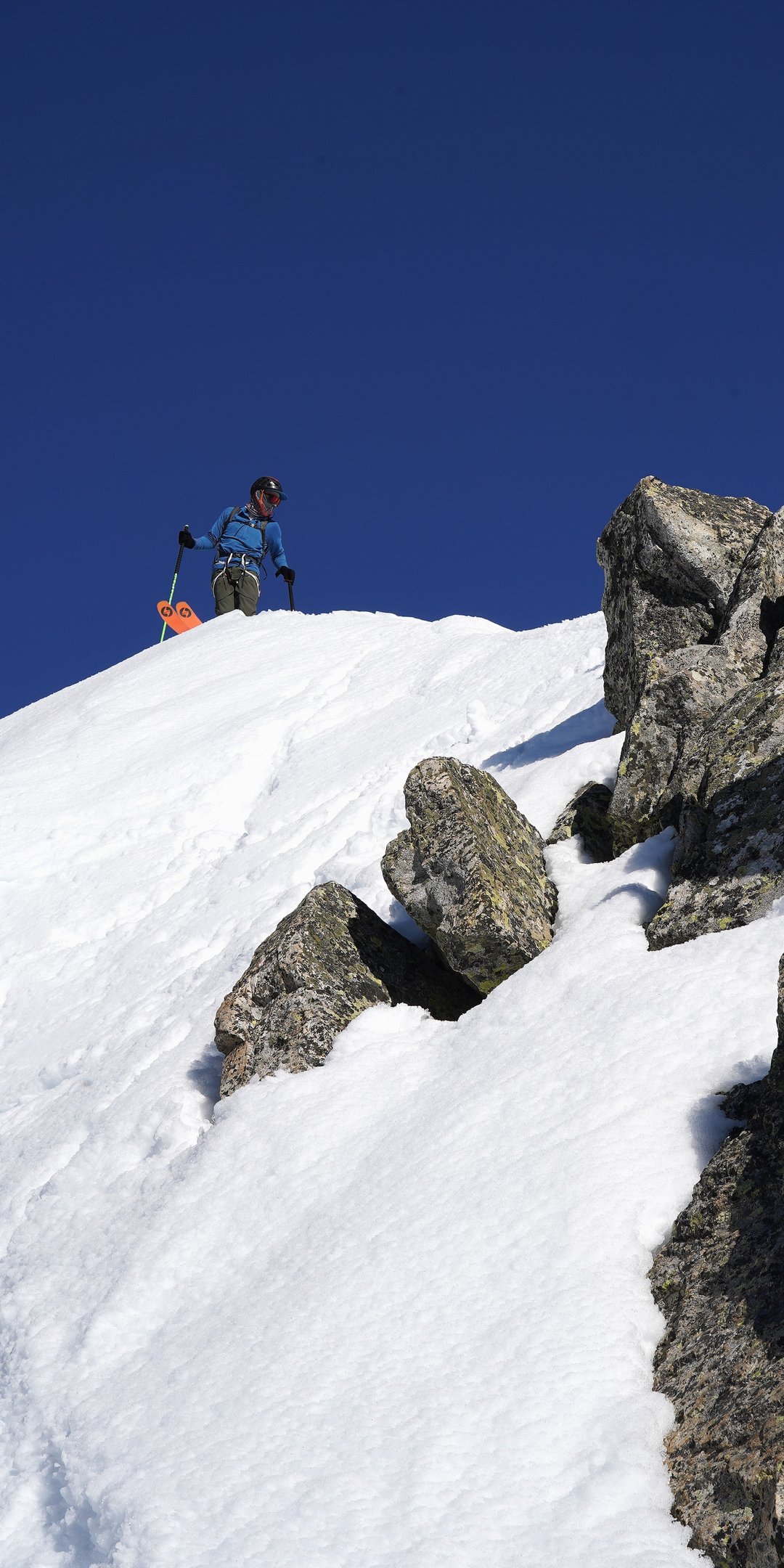 Plongeon dans la face Est, skis aux pieds