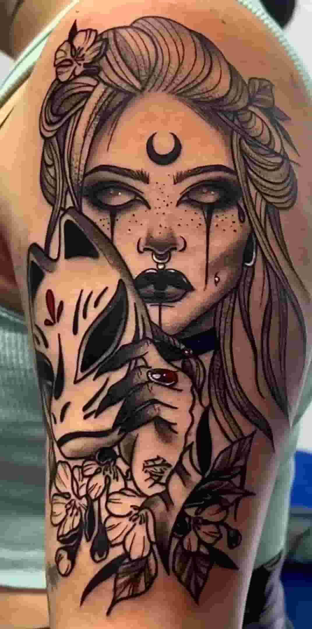 Tatuaje femenino estilo neotradicional por Steven Aguirre, tatuador en Valencia