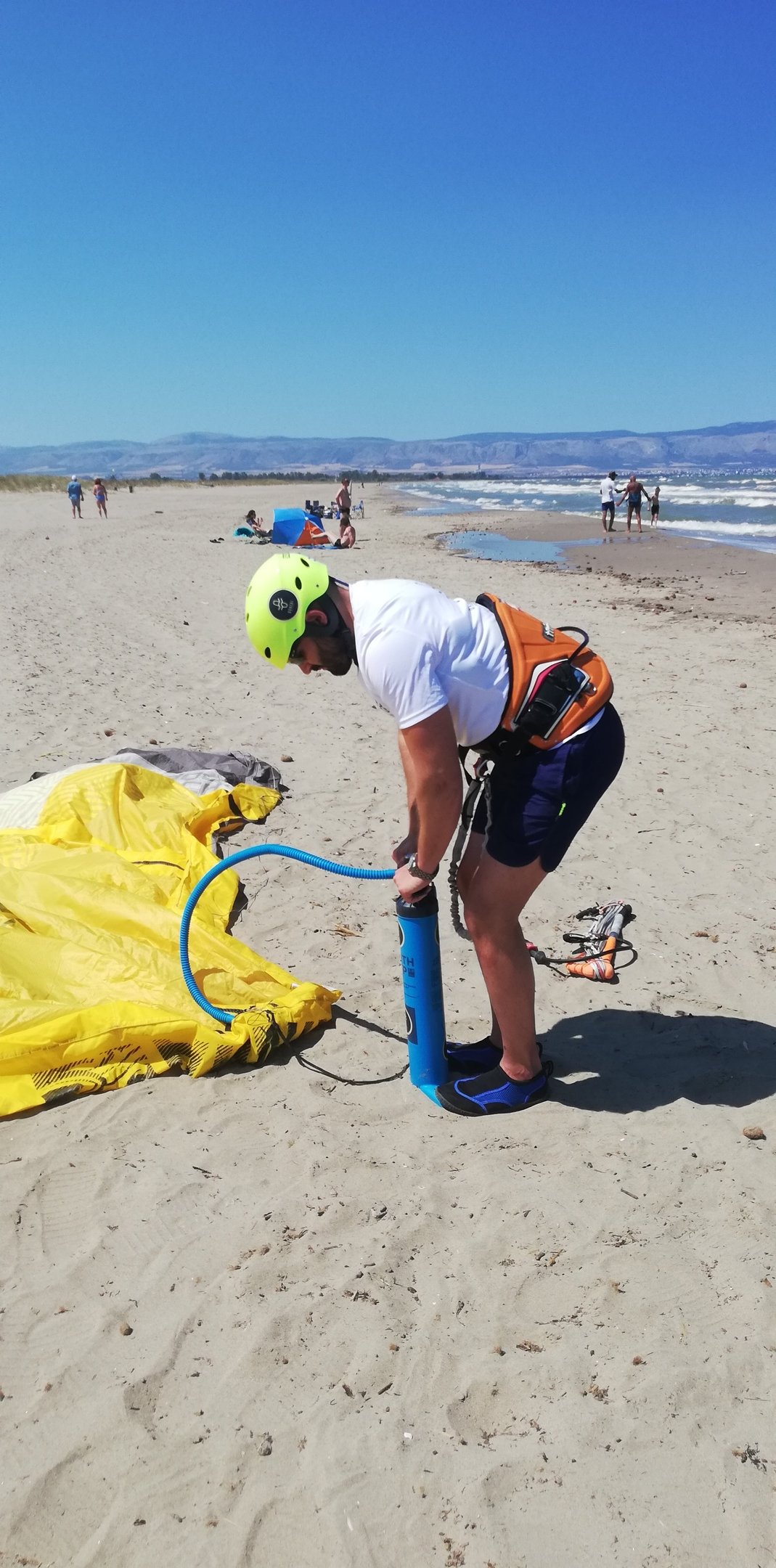 Allievo principiante intento a gonfiare una vela di kitesurf