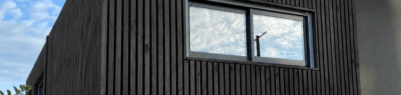 bardage bois brûlé noir mat style shou sugi ban sur façade bois extérieure