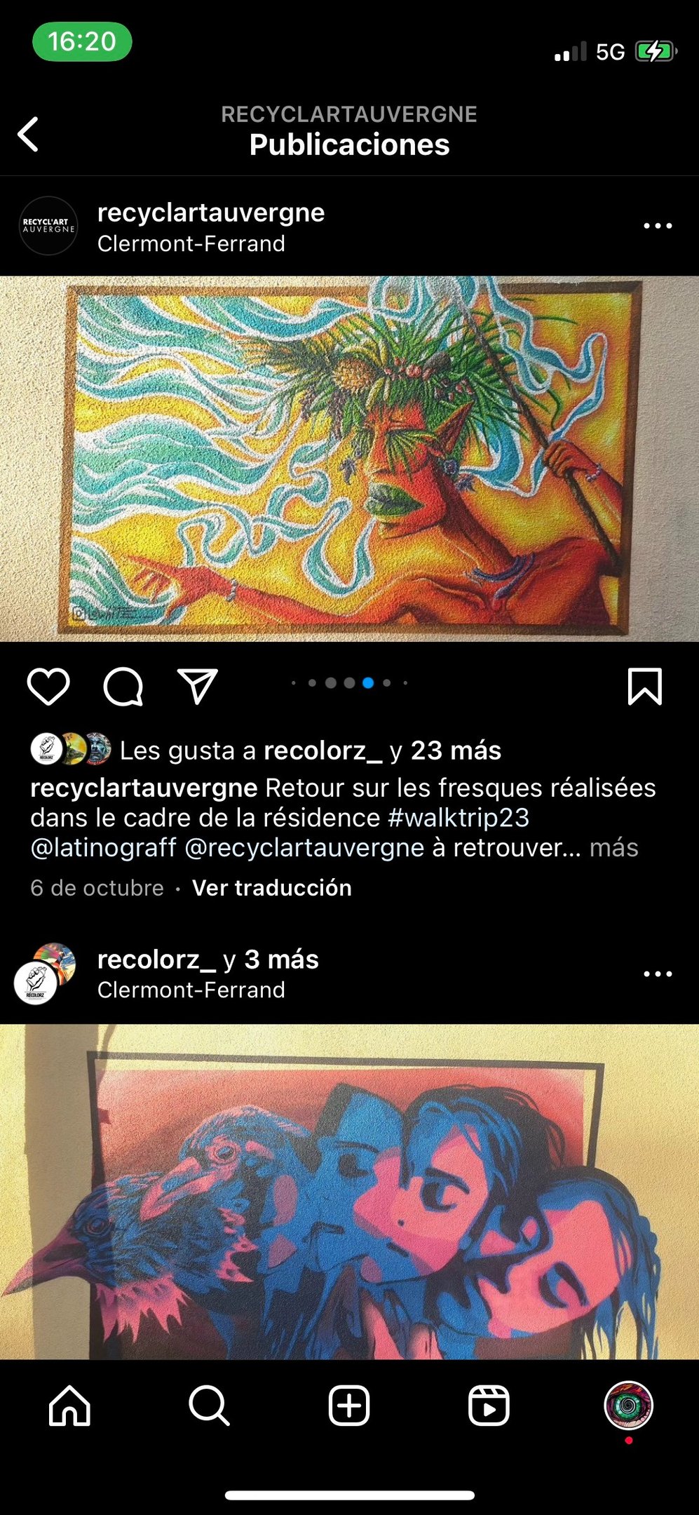 une peinture d'un chaman rouge avec des fruits sur la tête
