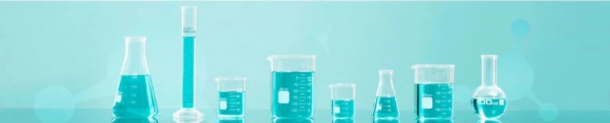 Wetenschappelijk laboratoriumglaswerk met blauwe vloeistof, gebruikt in chemie en biotechnologie.