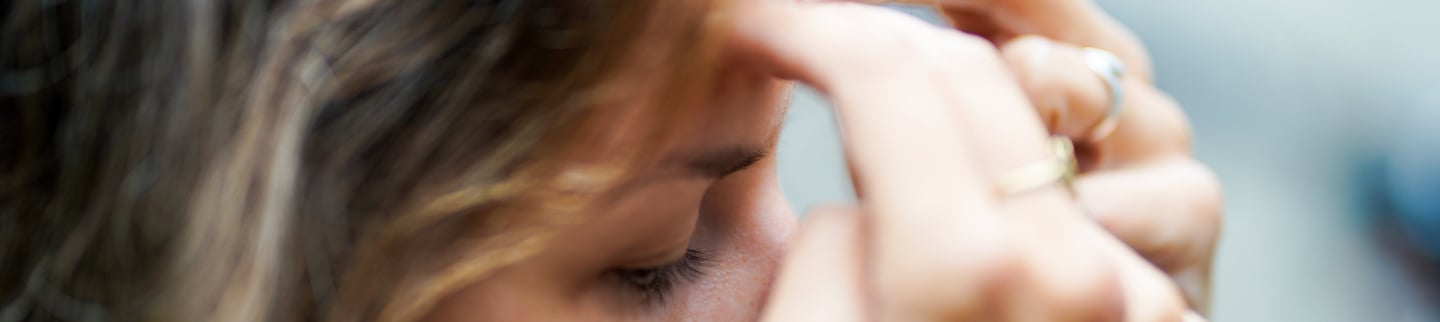 Julia Dencker doing EFT-Tapping