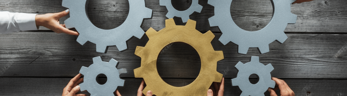 Rouages assemblés par plusieurs mains, symbolisant la mise en œuvre et l’accompagnement IA en entrep