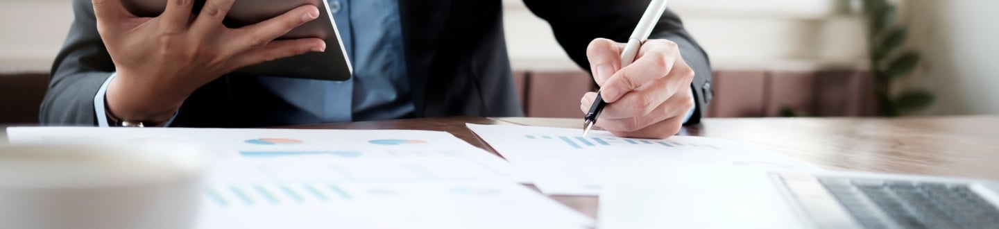 Chef d'entreprise analysant des documents et graphiques lors d'un audit