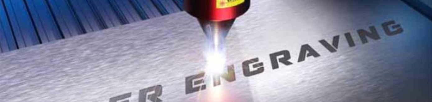Una máquina de grabado láser en el proceso de grabado de una placa de metal.