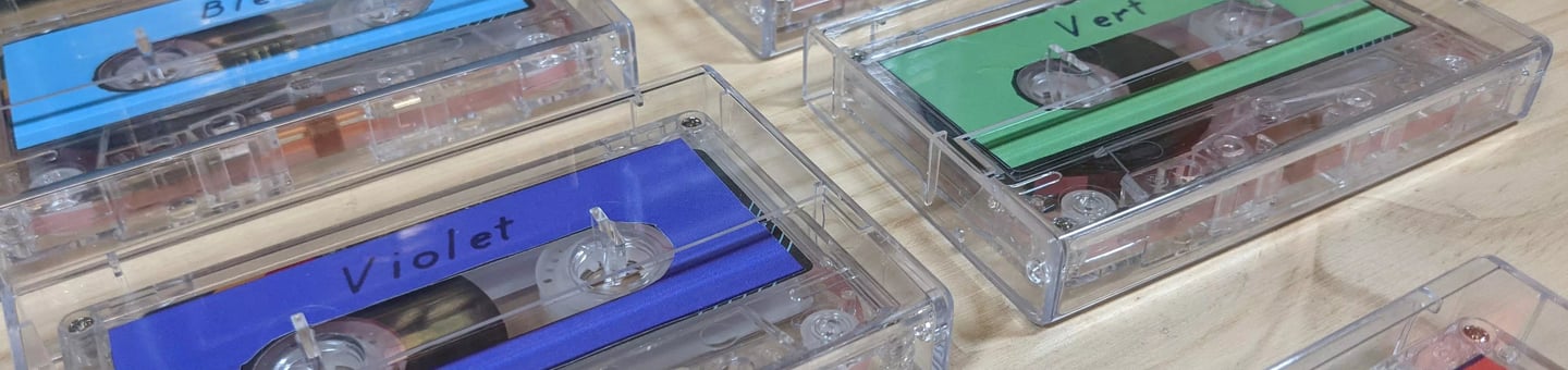 zoom sur des cassettes audio colorées