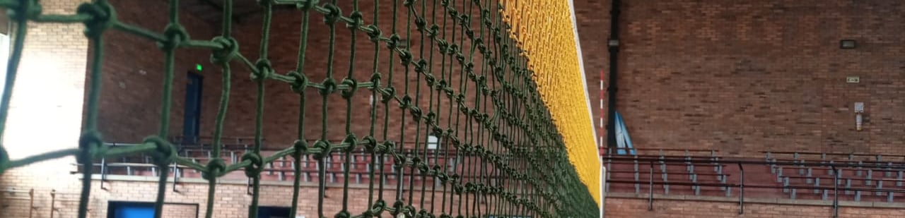 Una malla de voleibol con el cuadro pequeño de dos colores (Verde y Amarillo)