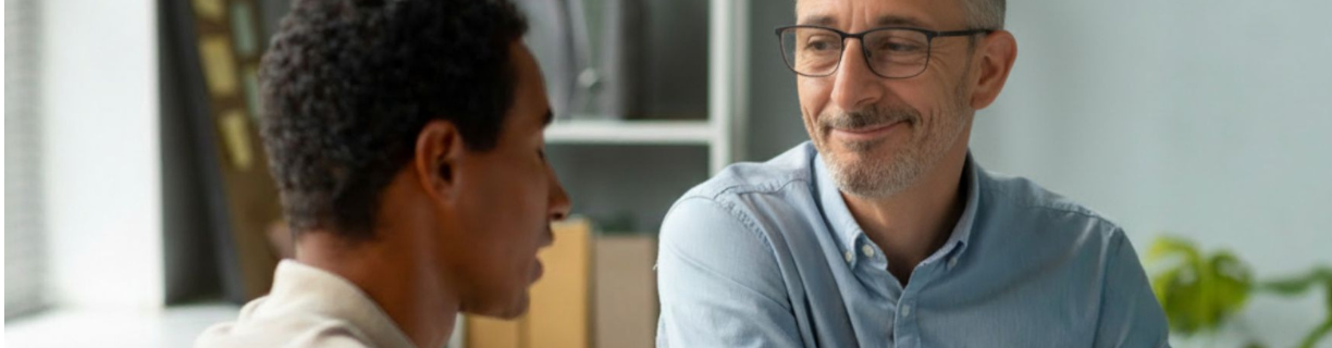 Mathieu, consultant IA, en séance d'accompagnement post-formation avec un client