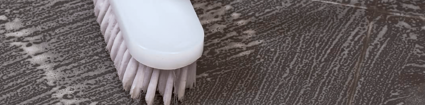 Limpieza de porcelanatos con cepillo suave y jabon neutro