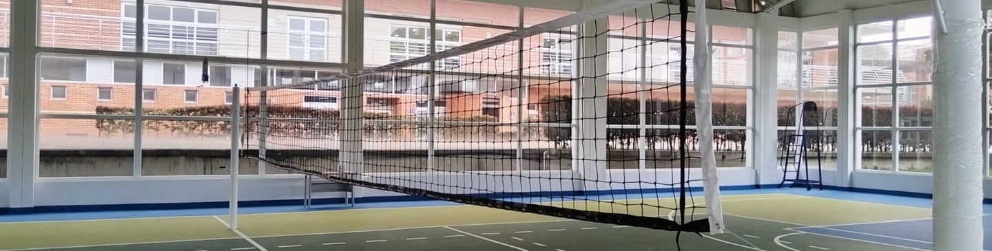 Cancha de Voleibol con una red de Voleibol