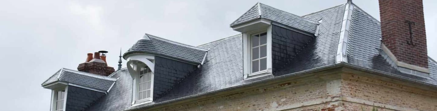 maison ancienne avec toiture en ardoise et zinguerie