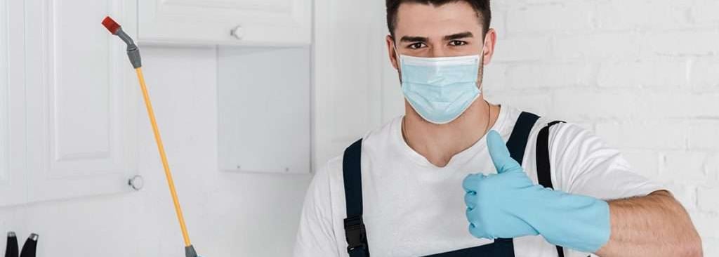 deratiseur avec son materiel pour la dératisation et desinsectisation a nice