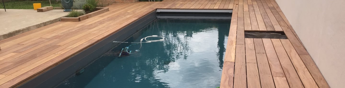 terrasse bois en cumaru autour d'une piscine