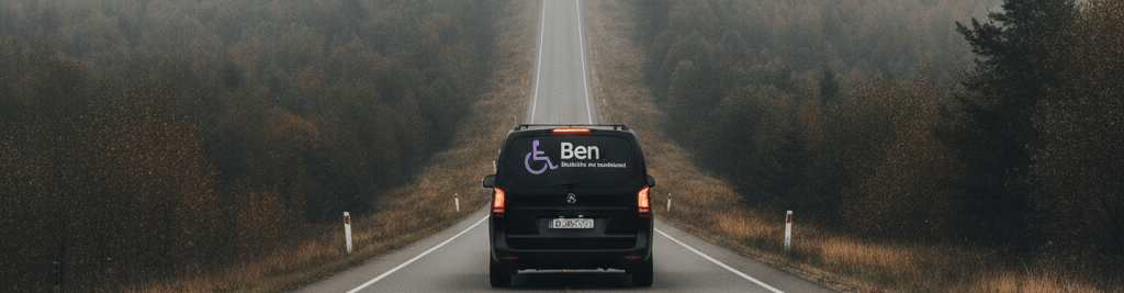 Fernfahrt-Service Berlin: Ben Fahrdienst fährt einen Kunden zuverlässig auf nebliger Straße.