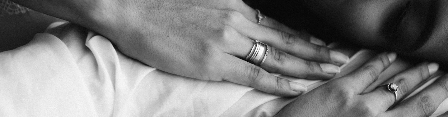 Mains de femme en noir et blanc illustrant les étapes d’un accompagnement conscient