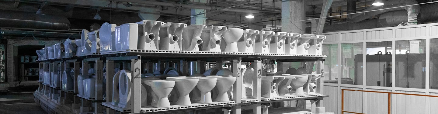 Fábrica de sanitarios. Sanitarios almacenados despues de hornear