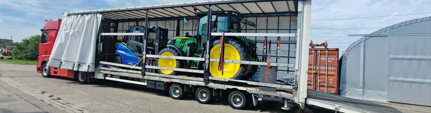 Spezialtransport Stapler und Traktor