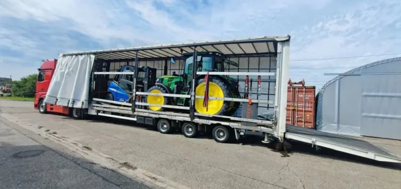 Spezialtransport Stapler und Traktor