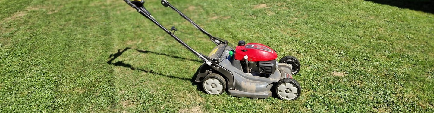 Tondeuse utilisée pour les prestations de tonte pelouse Cyrille Multi Services Belfort